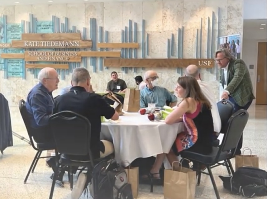 Alan Hevner auf dem USF Campus mit Teilnehmern der DESRIST 2022